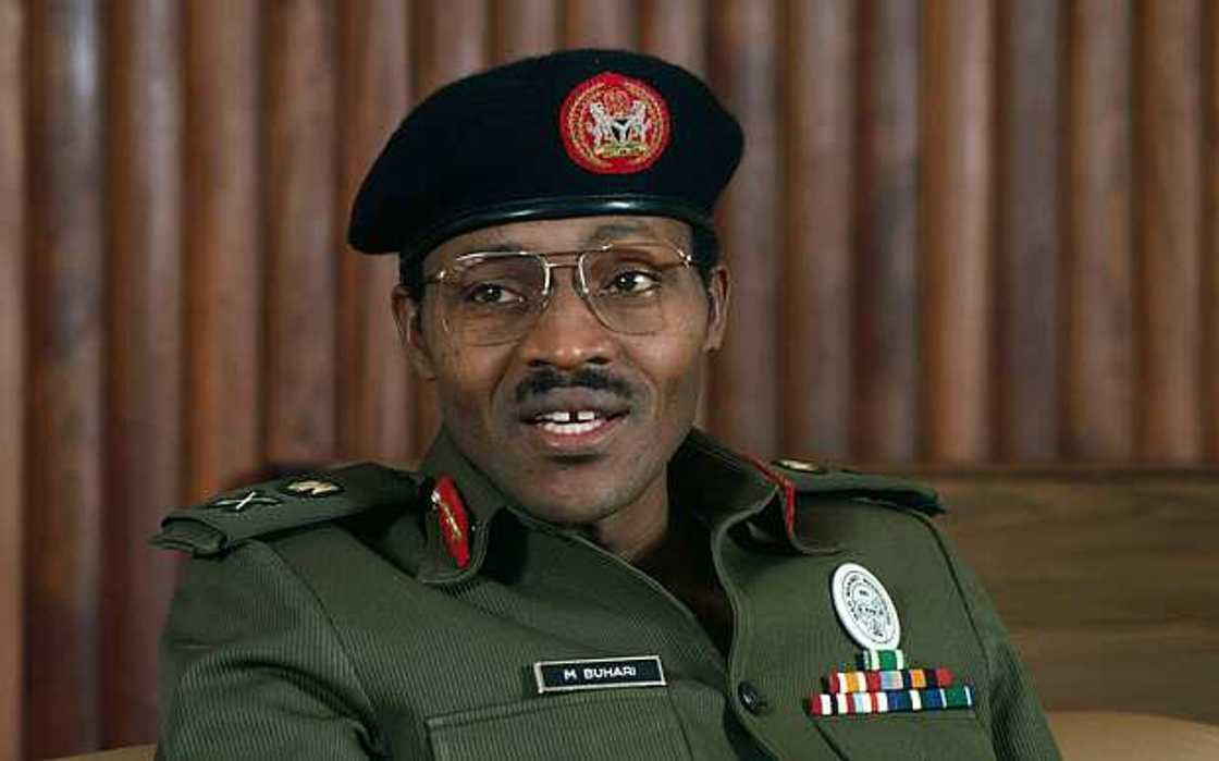 Buhari sanye da kayan sojoji kafin ajiye aiki Buhari sanye da kayan sojoji kafin ajiye aiki