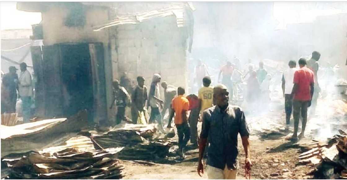 Tankar dakon fetur ta kama da wuta a gidan mai, shaguna 30 sun kone ƙurmus Tankar dakon fetur ta kama da wuta a gidan mai, shaguna 30 sun kone ƙurmus