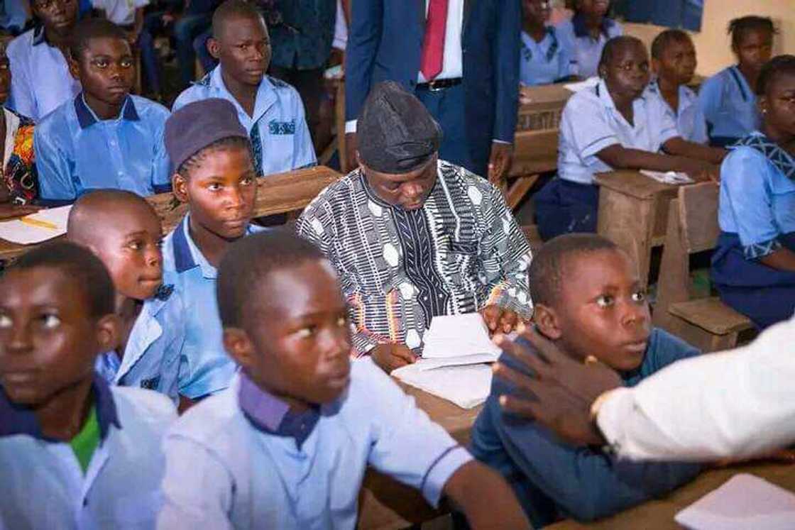 Gwamnan Taraba tare da ɗalibai. Gwamnan Taraba tare da ɗalibai.