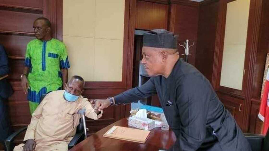 Rikicin PDP ta dawo danya: Uche Secondus ya dira hedkwatar jam'iyyar da dimbin masoya Rikicin PDP ta dawo danya: Uche Secondus ya dira hedkwatar jam'iyyar da dimbin masoya