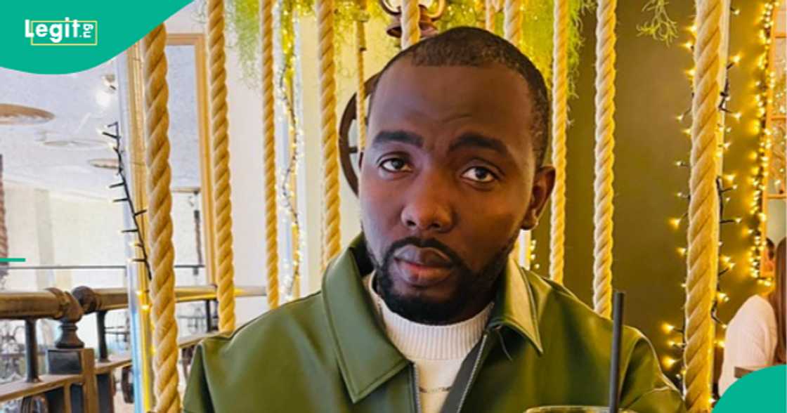 Abroad-based man receives a emotional messages from an old friend after gifting him cash. money.