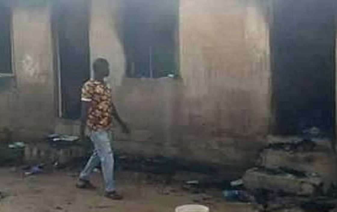 Budurwa ta banka wa saurayinta wuta saboda ya ki aurenta (Hotuna) Budurwa ta banka wa saurayinta wuta saboda ya ki aurenta (Hotuna)