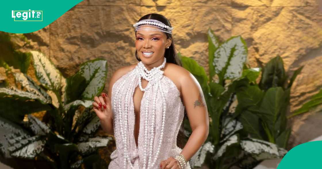 Diamond Platinumz sprayed Iyabo Ojo with 100-dollar bills at Priscy's afterparty. Diamond Platinumz sprayed Iyabo Ojo with 100-dollar bills at Priscy's afterparty.