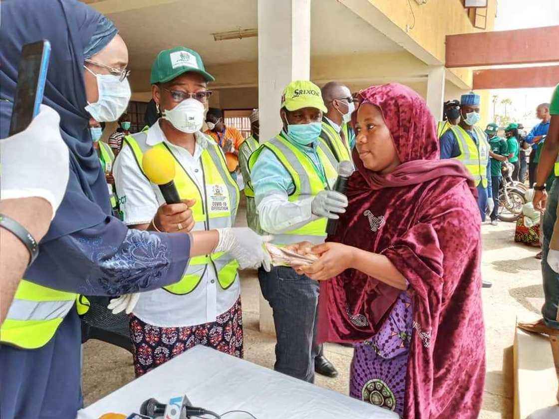 Gwamnatin tarayya ta fara raba N20,000 ga talakawan Najeriya 5000 (Hotuna) Gwamnatin tarayya ta fara raba N20,000 ga talakawan Najeriya 5000 (Hotuna)