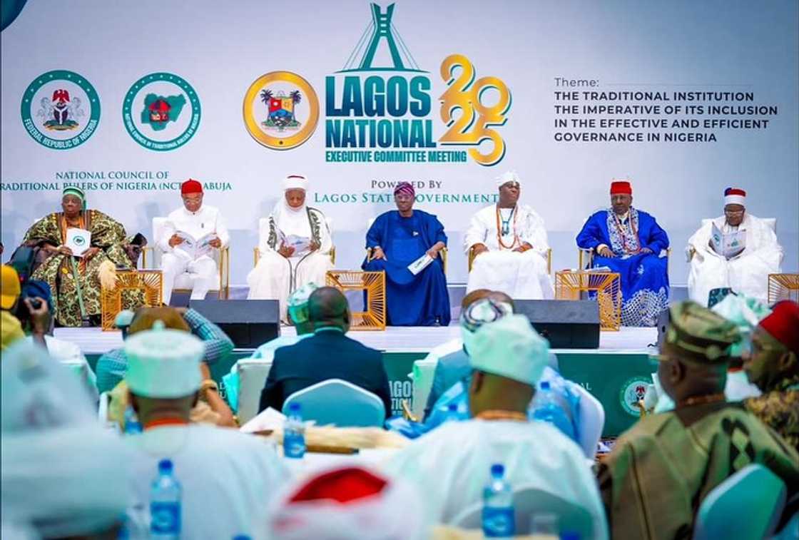 Sarakuna yayin taron a Legas