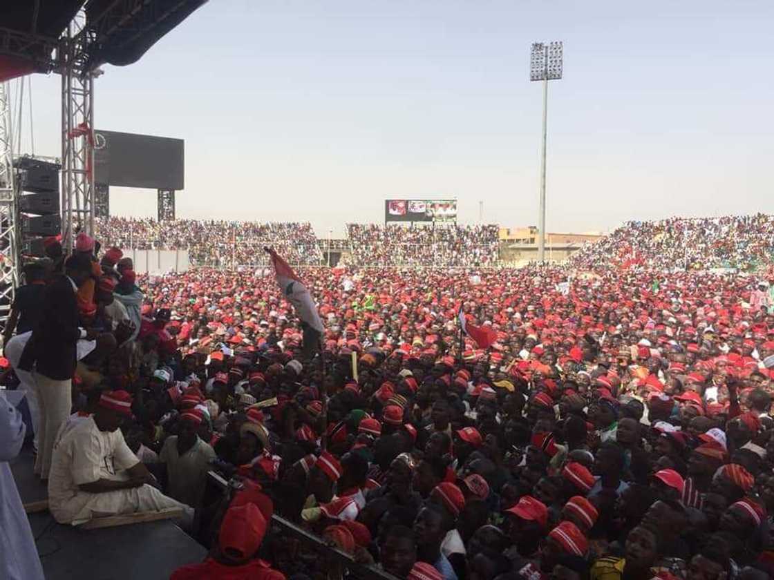 Al'ummar tamkar ridi yayin kirdadon zuwan Atiku da Kwankwaso harabar filin wasanni na Sani Abacha