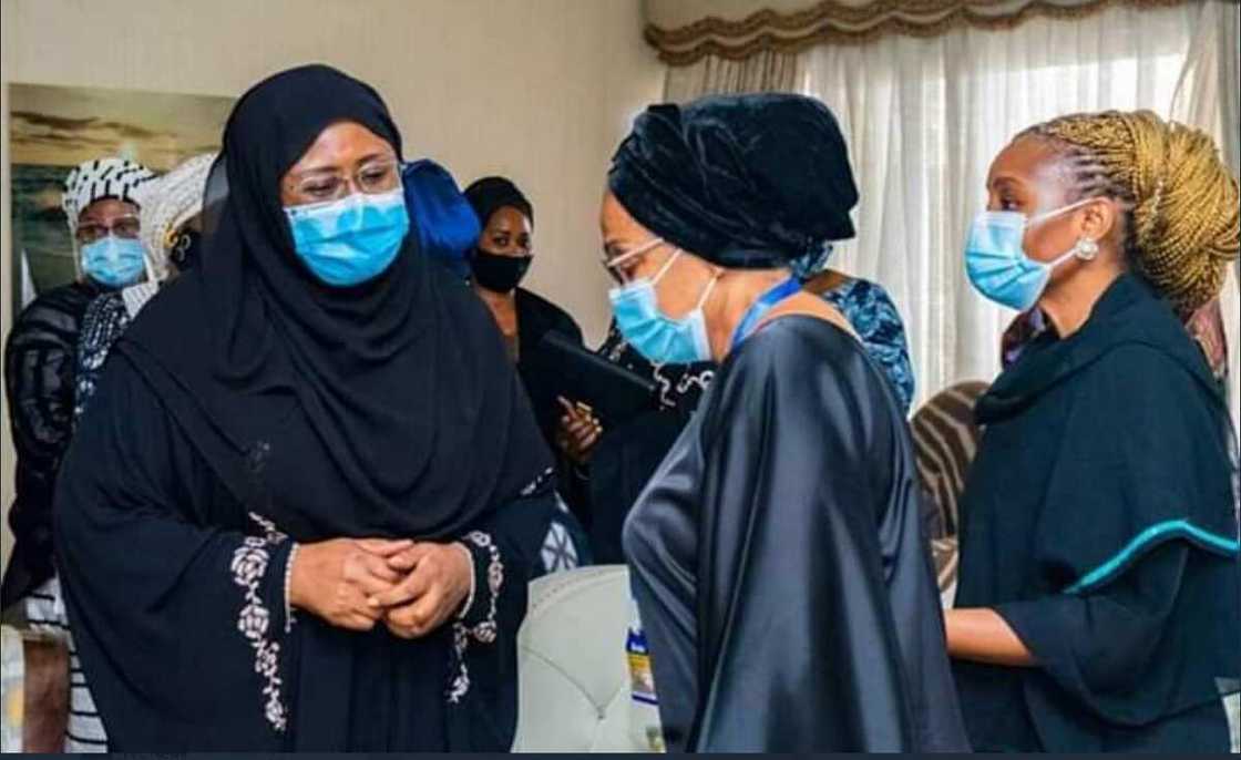 Hotunan ziyarar ta'aziyar da Aisha Buhari ta kai wa surukar Ganduje Hotunan ziyarar ta'aziyar da Aisha Buhari ta kai wa surukar Ganduje