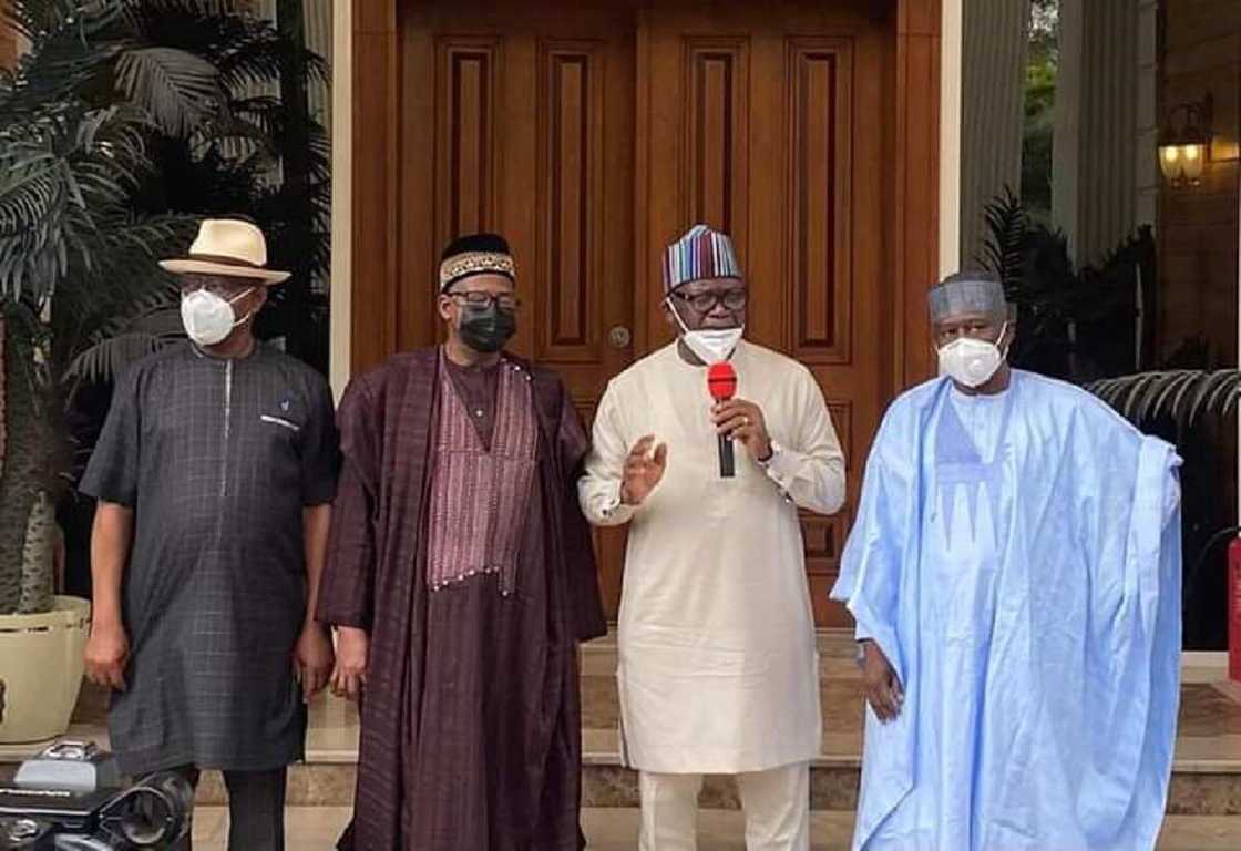 AK-47: Hotunan gwamnonin Bauchi da Benue sun rungumi juna bayan sulhu AK-47: Hotunan gwamnonin Bauchi da Benue sun rungumi juna bayan sulhu