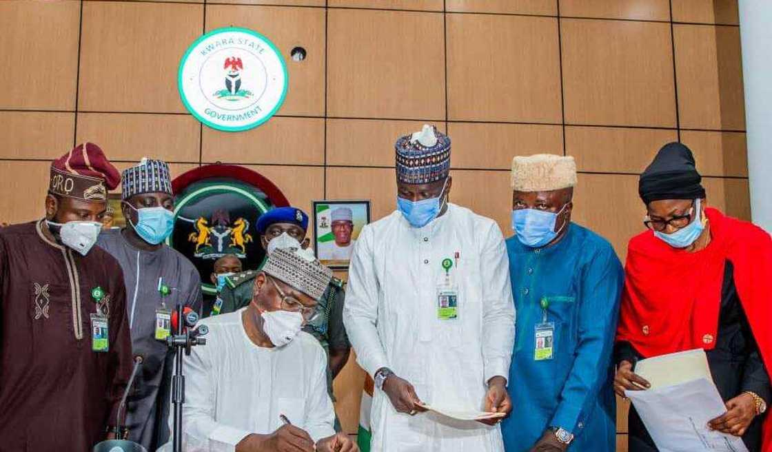 Gwamnan jihar Kwara ya kafa dokar daina baiwa Bukola Saraki da mataimakinsa kudin fansho