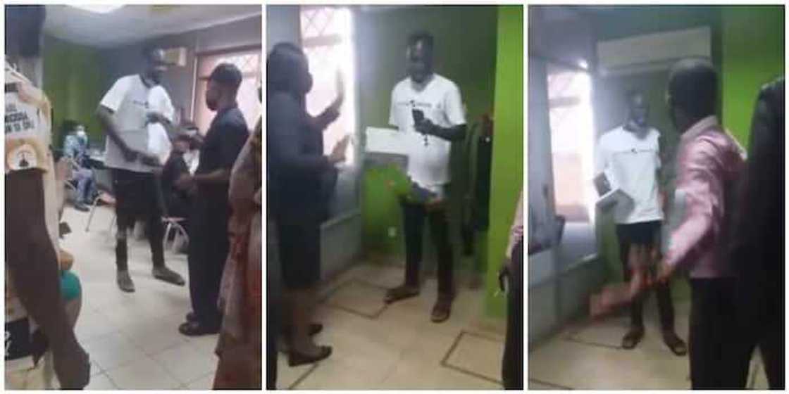 Bidiyon matashin da ya hargitsa banki, ya kwace kadarar su kan kwashe masa kudi daga asusun sa Bidiyon matashin da ya hargitsa banki, ya kwace kadarar su kan kwashe masa kudi daga asusun sa