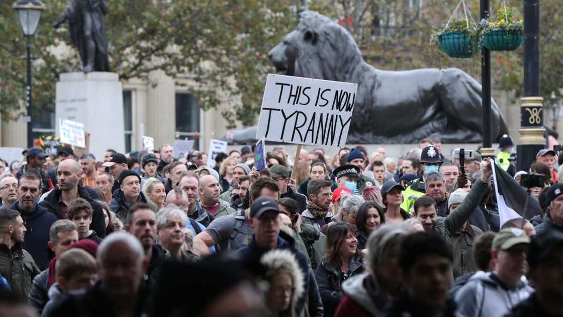 Dubban Turawa na zanga-zangar kin amincewa da dokar kulle saboda Korona Dubban Turawa na zanga-zangar kin amincewa da dokar kulle saboda Korona