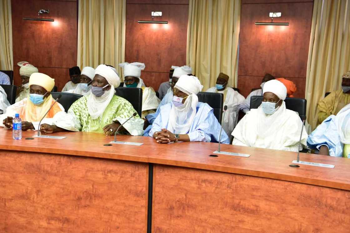 Hotunan ganawar Sarkin Zazzau da Gwamna Nasir El-Rufai a Kaduna Hotunan ganawar Sarkin Zazzau da Gwamna Nasir El-Rufai a Kaduna