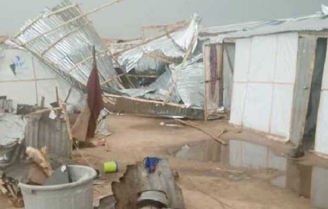 Ruwan sama ya yi awon gaba da gidajen 'yan gudun hijira a Borno (Hotuna) Ruwan sama ya yi awon gaba da gidajen 'yan gudun hijira a Borno (Hotuna)