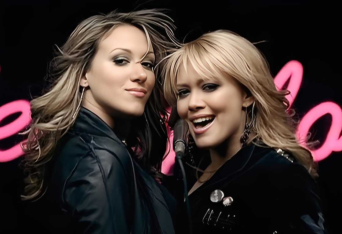 Haylie and Hilary Duff dance in a music video