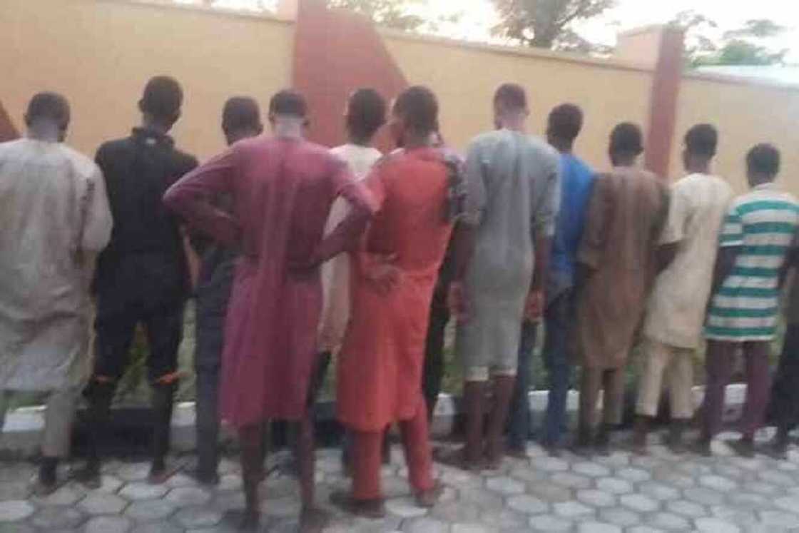 Ba mu yarda da su ba: Amotekun ta kama wata trela dauke da 'yan arewa 18 a Ogun, ta ce su koma inda suka fito Ba mu yarda da su ba: Amotekun ta kama wata trela dauke da 'yan arewa 18 a Ogun, ta ce su koma inda suka fito