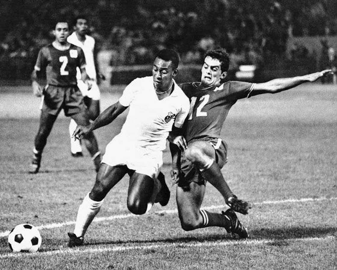 Jerin duka ‘Yan wasan kwallon kafa da su ka fi yawan kwallaye a gida Jerin duka ‘Yan wasan kwallon kafa da su ka fi yawan kwallaye a gida