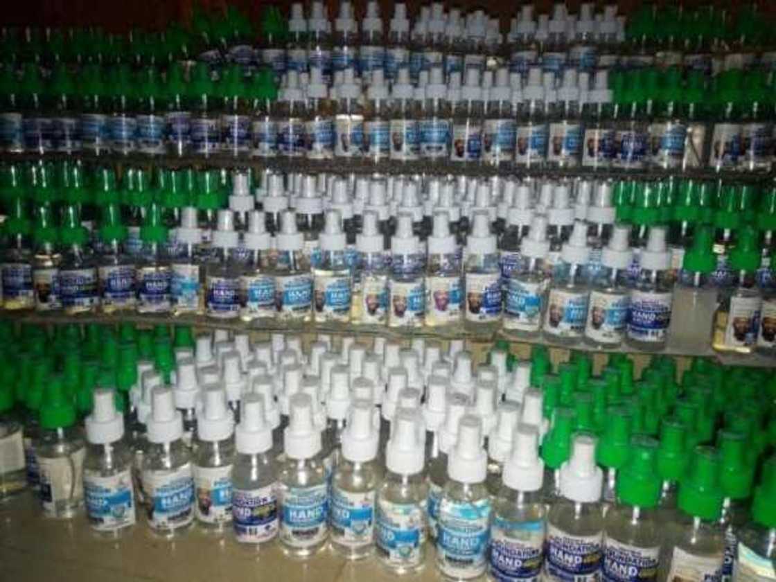 COVID-19: Dan majalisa ya yi rabon kayan abinci da kayan afani don tallafawa jama'arsa a Kano COVID-19: Dan majalisa ya yi rabon kayan abinci da kayan afani don tallafawa jama'arsa a Kano