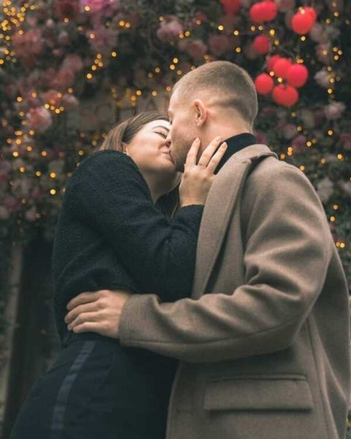 Michou et Elsa Bois : le jeune couple évoque son premier baiser Michou et Elsa Bois : le jeune couple évoque son premier baiser