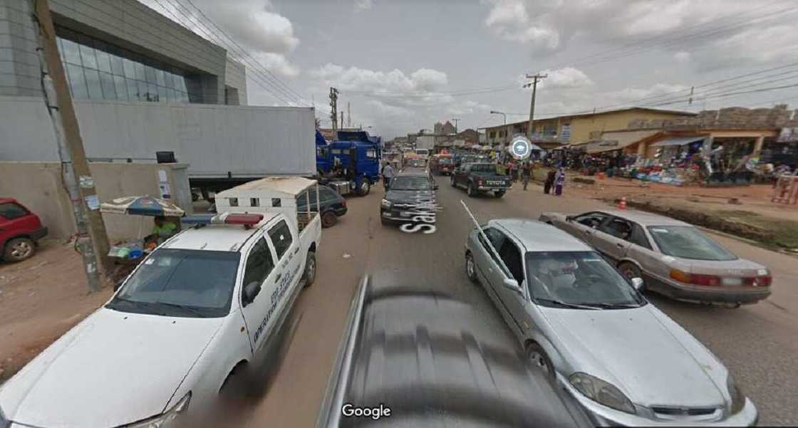 EndSARS: Mota kirar SUV ta mitsike masu zanga-zanga 4 a kan titi EndSARS: Mota kirar SUV ta mitsike masu zanga-zanga 4 a kan titi