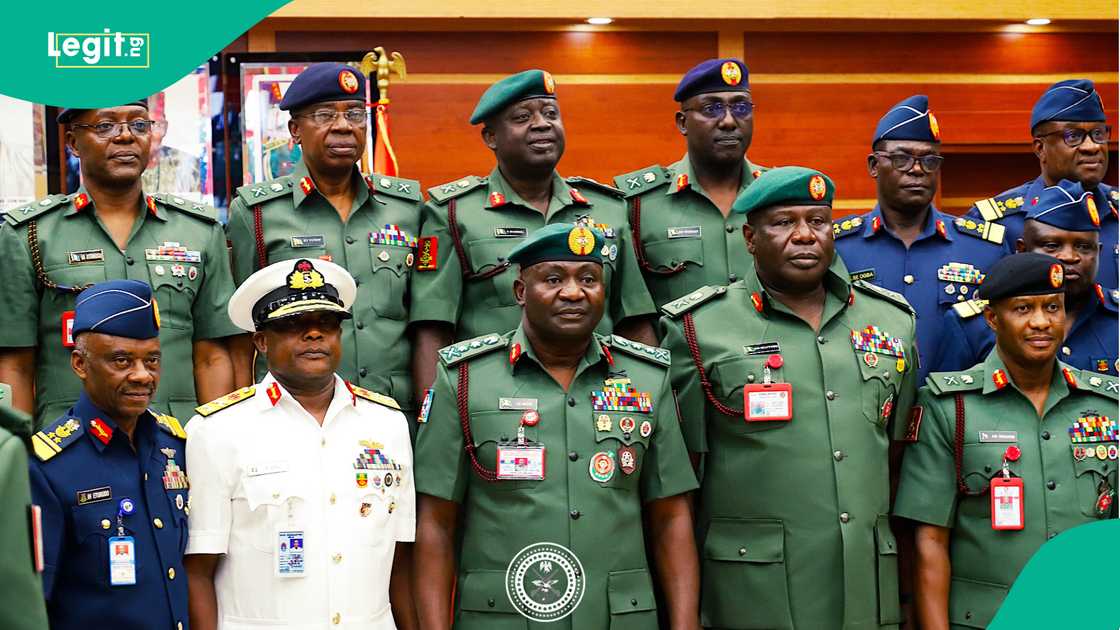 Rahoto ya yi bayanin irin sha tara ta arziki da aka shiryawa shugabannin soji masu ritaya Rahoto ya yi bayanin irin sha tara ta arziki da aka shiryawa shugabannin soji masu ritaya