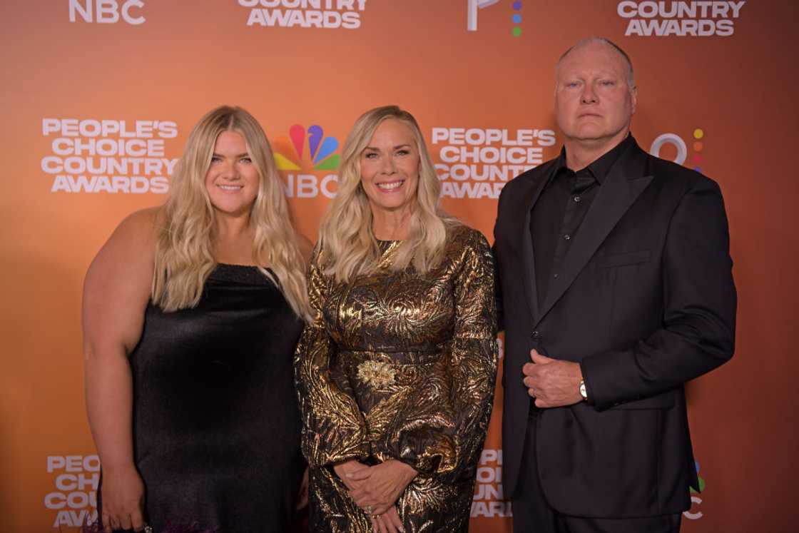 Leanne Morgan with her daughter and husband at the People's Choice Country Awards red carpet Leanne Morgan with her daughter and husband at the People's Choice Country Awards red carpet