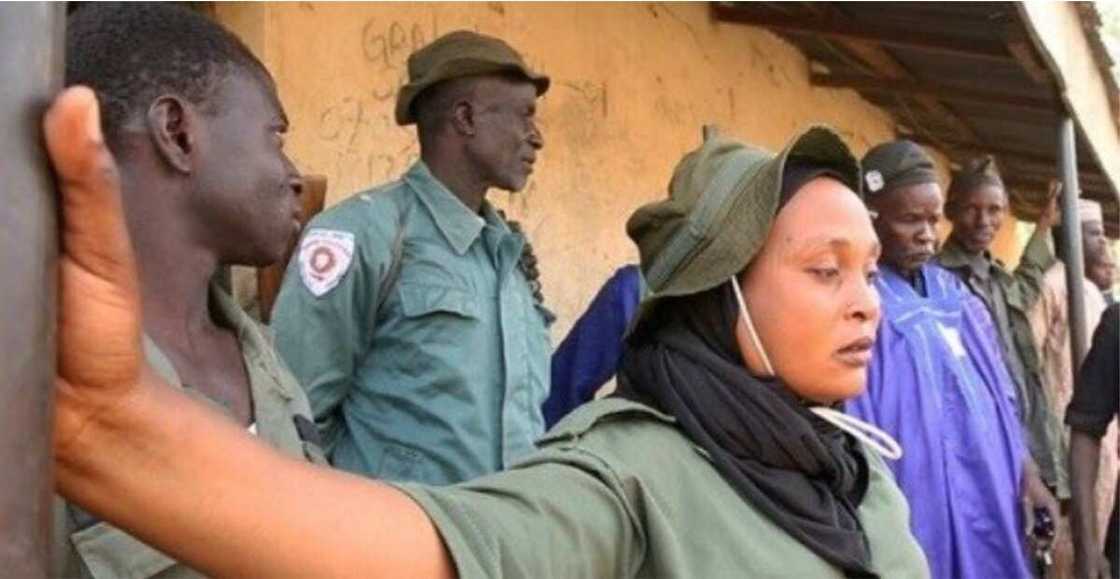 Female hunter ready to fight bandits Female hunter ready to fight bandits