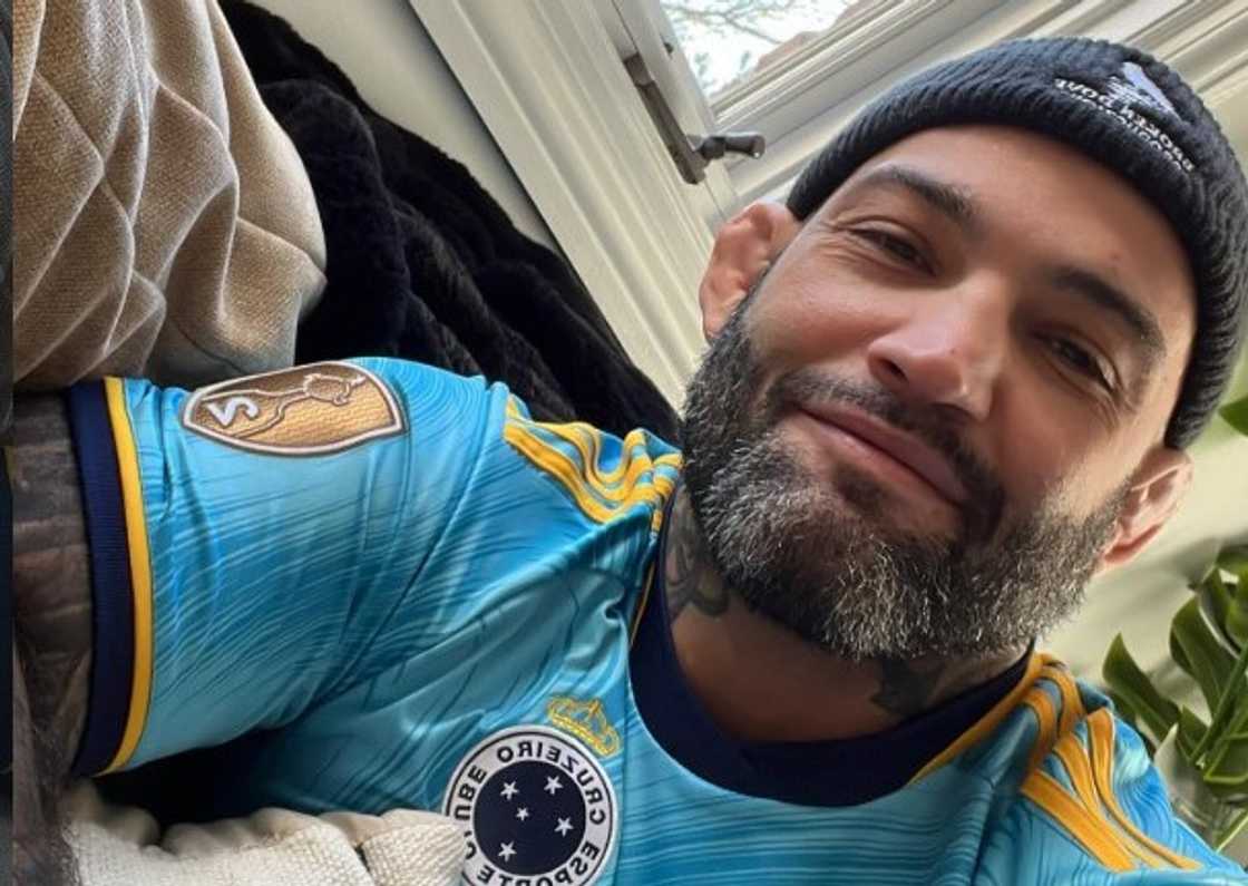 Guilherme Vasconcelos taking a selfie