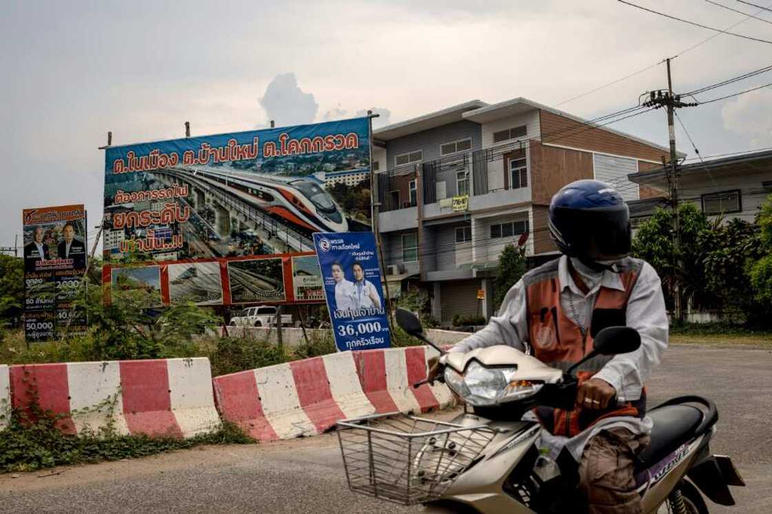 Thailand already has nearly 5,000 km of railway but the run-down network has long driven people to favour travel by road Thailand already has nearly 5,000 km of railway but the run-down network has long driven people to favour travel by road