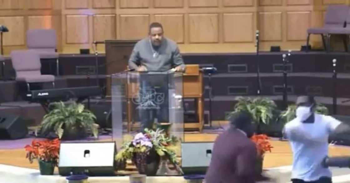 Drama at church as young man fights pastor during service in video Drama at church as young man fights pastor during service in video