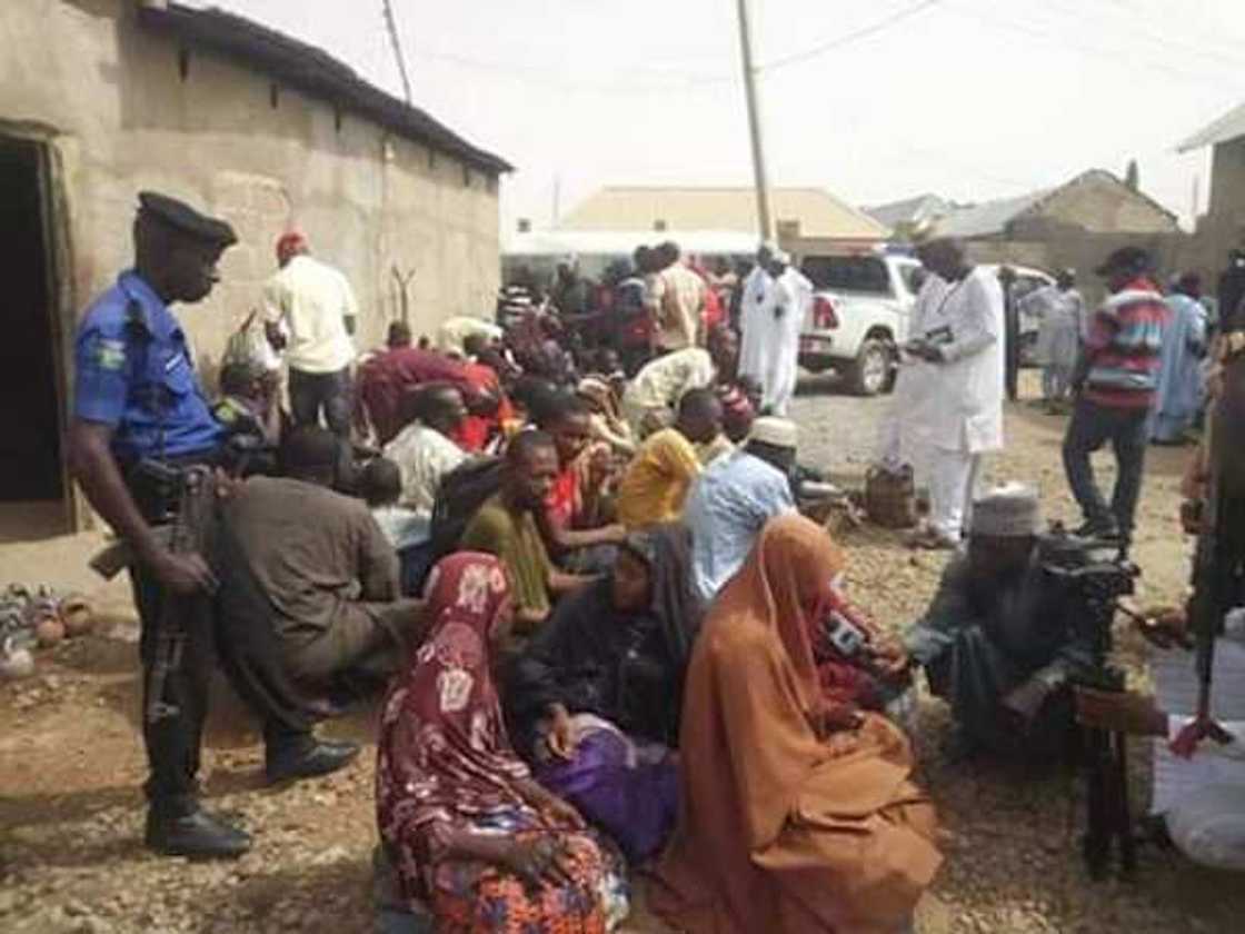 Hotuna: Yadda gwamnatin Zamfara ta ceto wasu bayin Allah 57 daure cikin ankwa a wani gidan mari Hotuna: Yadda gwamnatin Zamfara ta ceto wasu bayin Allah 57 daure cikin ankwa a wani gidan mari