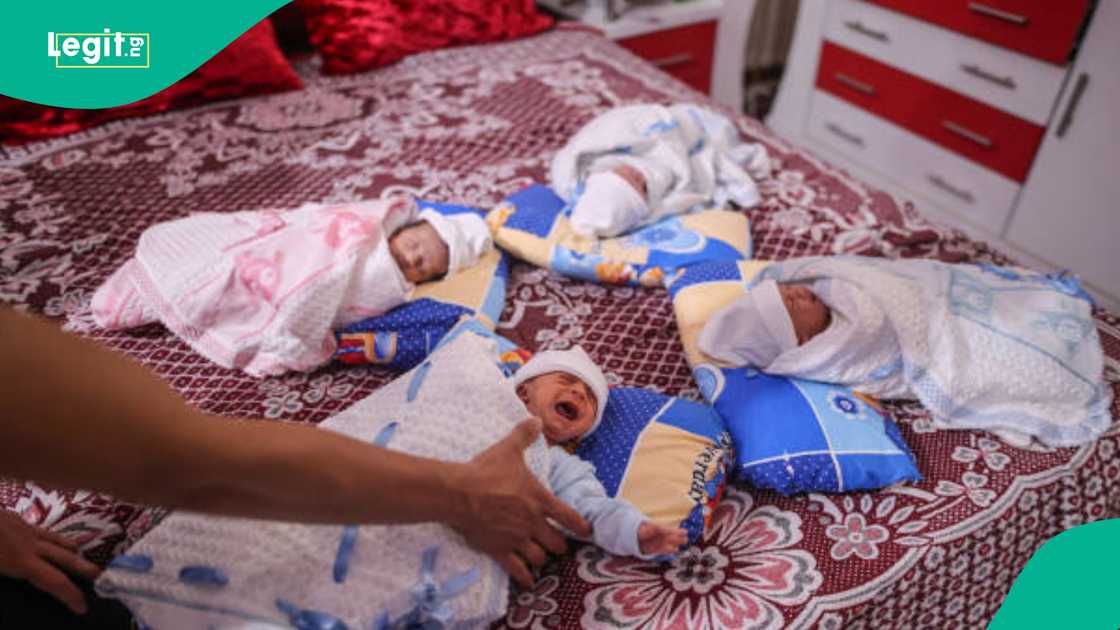 Mata ta haifi jarirai 4 bayan tsammanin guda 2 Mata ta haifi jarirai 4 bayan tsammanin guda 2