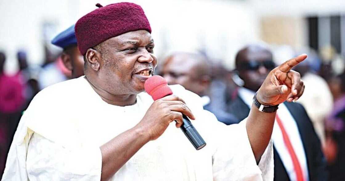 Gwamnan Taraba ya amince da fitar da N2bn domin a siyo masa motoci Gwamnan Taraba ya amince da fitar da N2bn domin a siyo masa motoci