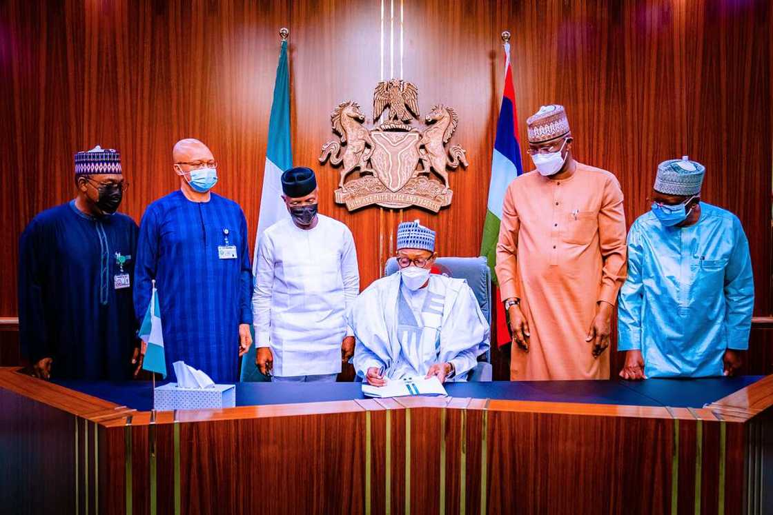 Buhari signs supplementary budget Buhari signs supplementary budget