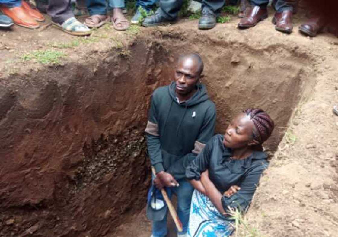 Me yankan kauna: Mata ta fada cikin kabarin mijinta don hana binne shi, hotuna Me yankan kauna: Mata ta fada cikin kabarin mijinta don hana binne shi, hotuna