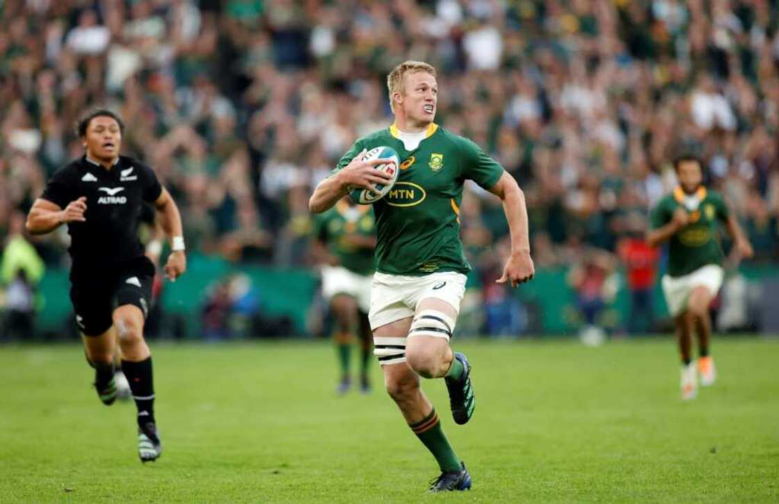 South Africa flanker Pieter-Steph du Toit (C) runs with the ball during a Rugby Championship match against New Zealand in Johannesburg on August 13, 2022. South Africa flanker Pieter-Steph du Toit (C) runs with the ball during a Rugby Championship match against New Zealand in Johannesburg on August 13, 2022.