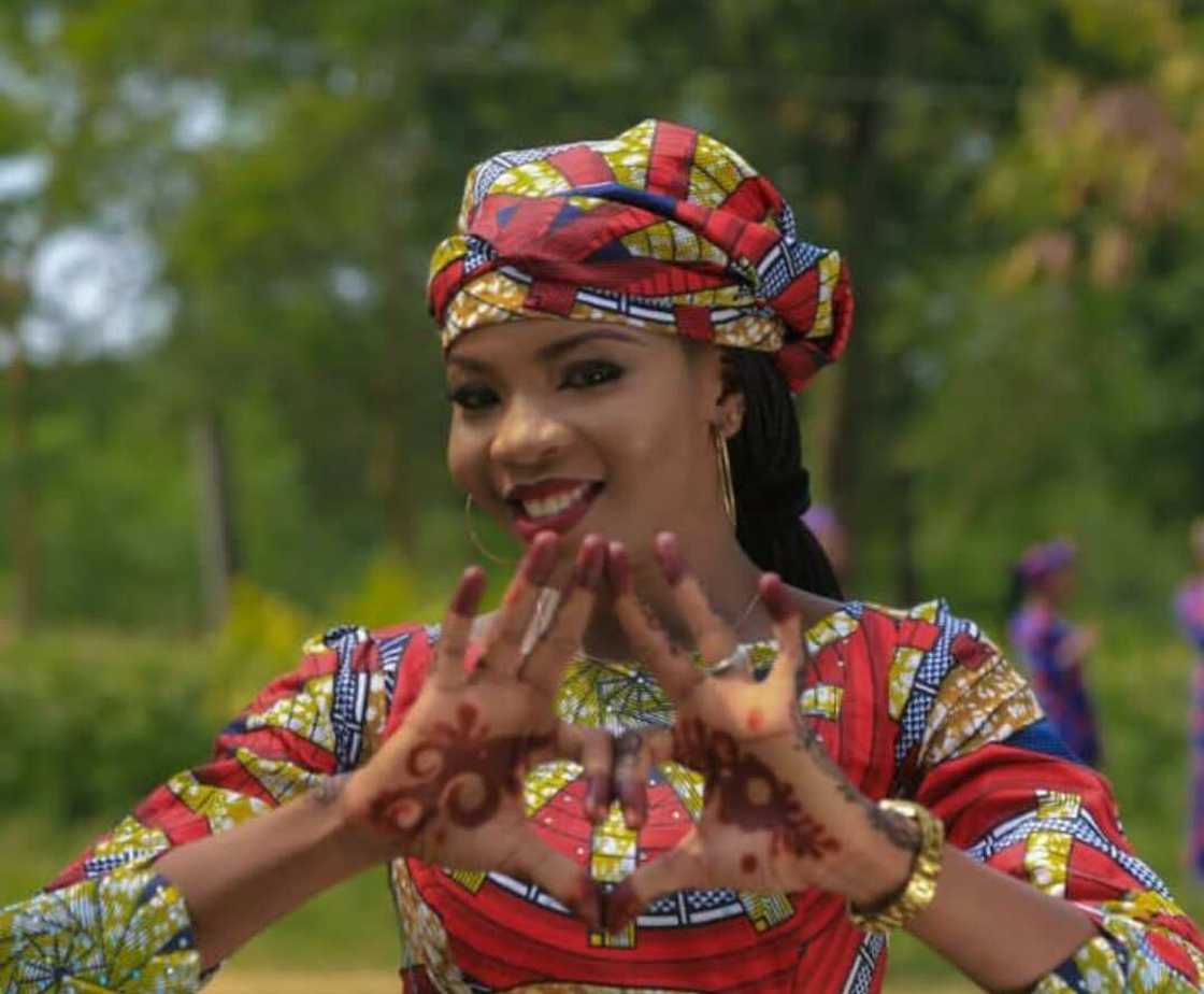 Jarumar kannywood Amal Umar dauke da murmushi Jarumar kannywood Amal Umar dauke da murmushi