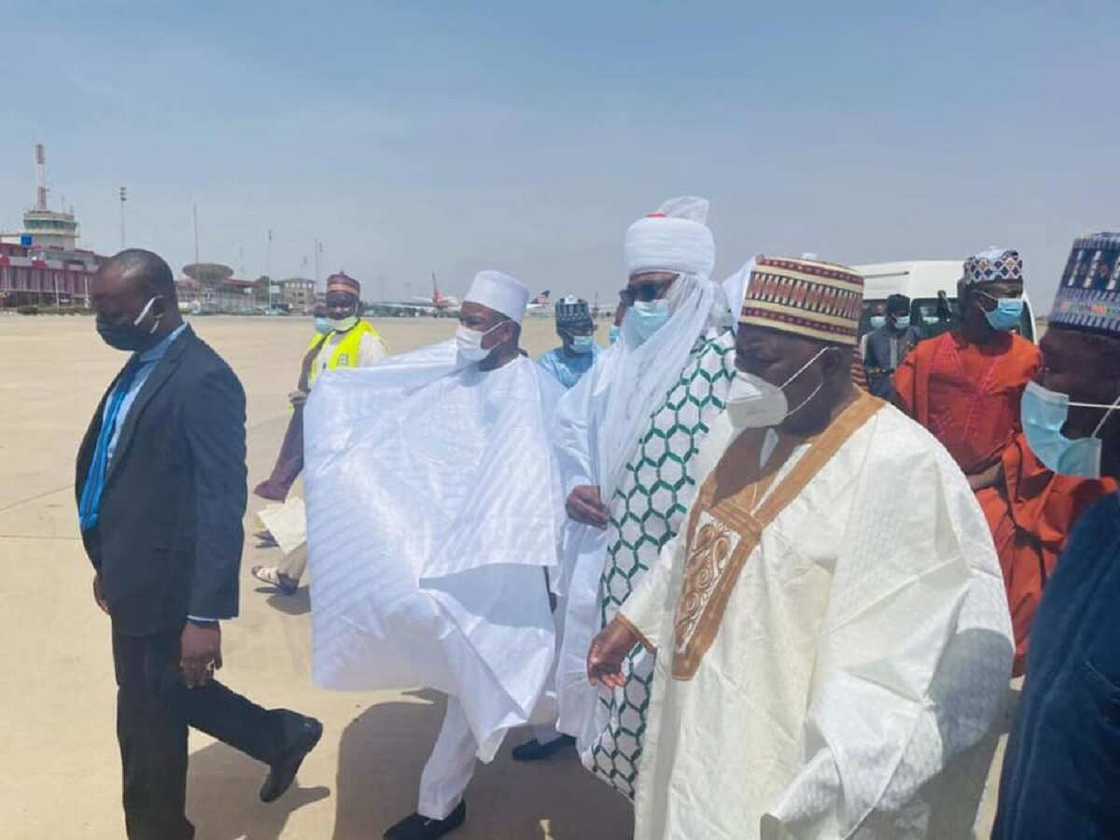 Hotunan gwamnoni, ministoci da jiga-jigan da suka je fadar Kano nemawa Yusuf Buhari aure Hotunan gwamnoni, ministoci da jiga-jigan da suka je fadar Kano nemawa Yusuf Buhari aure