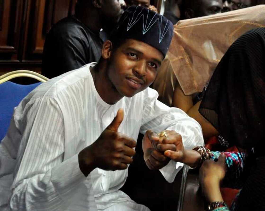 Faisal Maina: Dan Abdulrashid Maina da ya zare bindiga a lokacin da za a kama mahaifinsa (Hotuna) Faisal Maina: Dan Abdulrashid Maina da ya zare bindiga a lokacin da za a kama mahaifinsa (Hotuna)