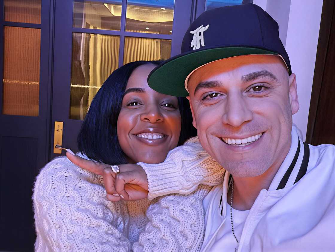 Kelly Rowland gestures in a photo with Fotis Kallergis Kelly Rowland gestures in a photo with Fotis Kallergis