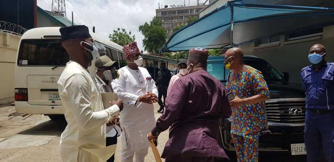 Lagos lawmakers storm electricity companies over darkness, issue warning Lagos lawmakers storm electricity companies over darkness, issue warning