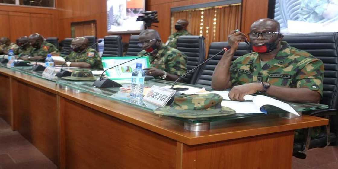 Tsaro: Buratai ya yi taron gaggawa da kwamandojinsa (Hotuna) Tsaro: Buratai ya yi taron gaggawa da kwamandojinsa (Hotuna)
