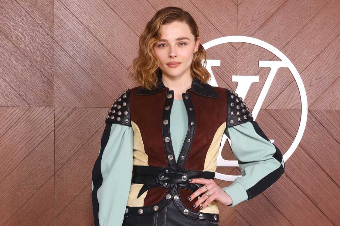 Chloë Grace Moretz pose at Paris Fashion Week