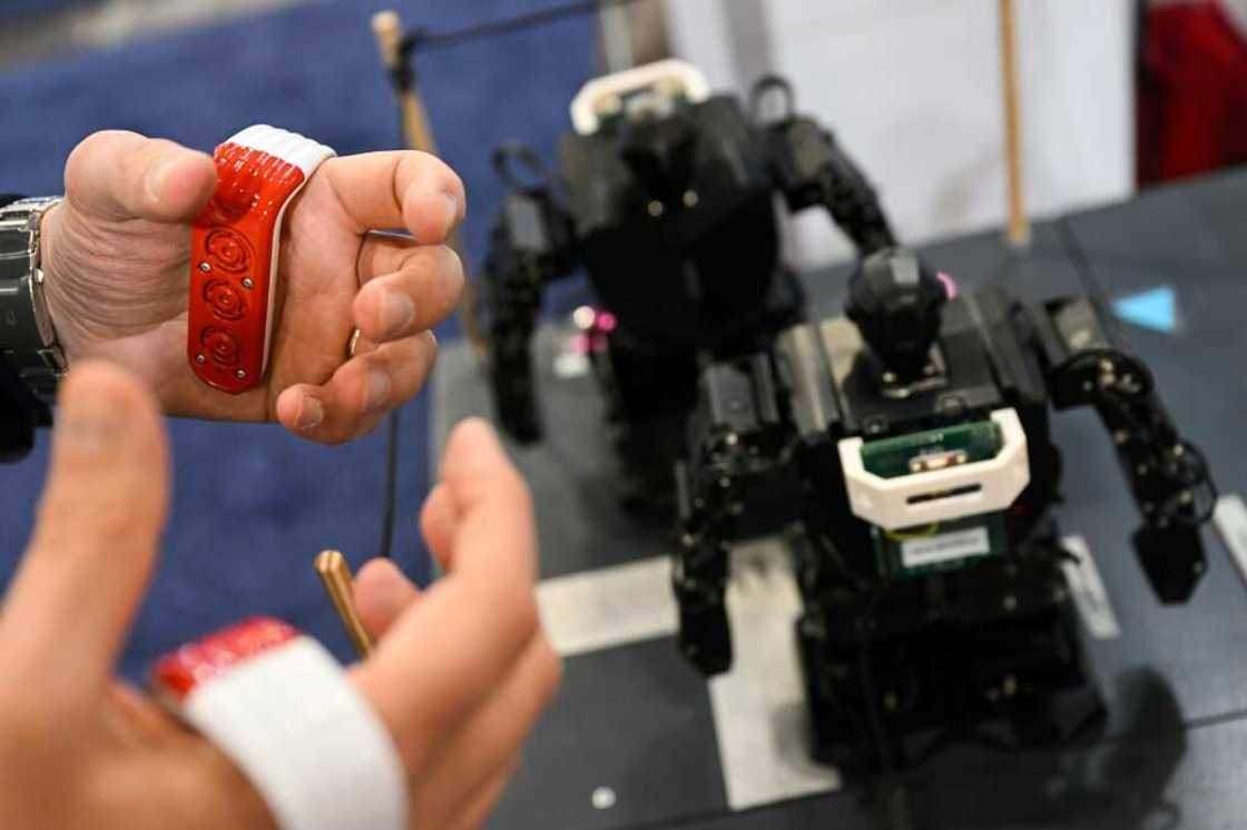 Demonstration of Tactigon's system to teach movements to a robot without having to program it Demonstration of Tactigon's system to teach movements to a robot without having to program it