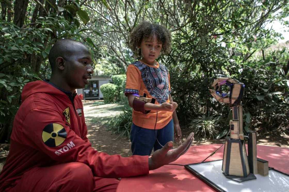 The two cousins mentor children at Jasiri Mugumo school in Nairobi