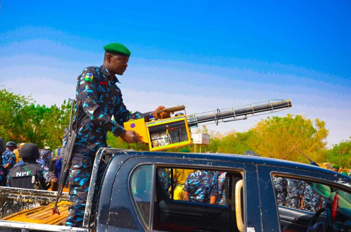 Yan sanda. Yan sanda.