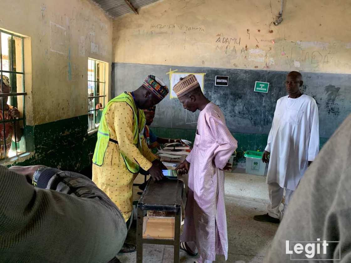 Jami'in zabe yana tantance mai zabe Jami'in zabe yana tantance mai zabe