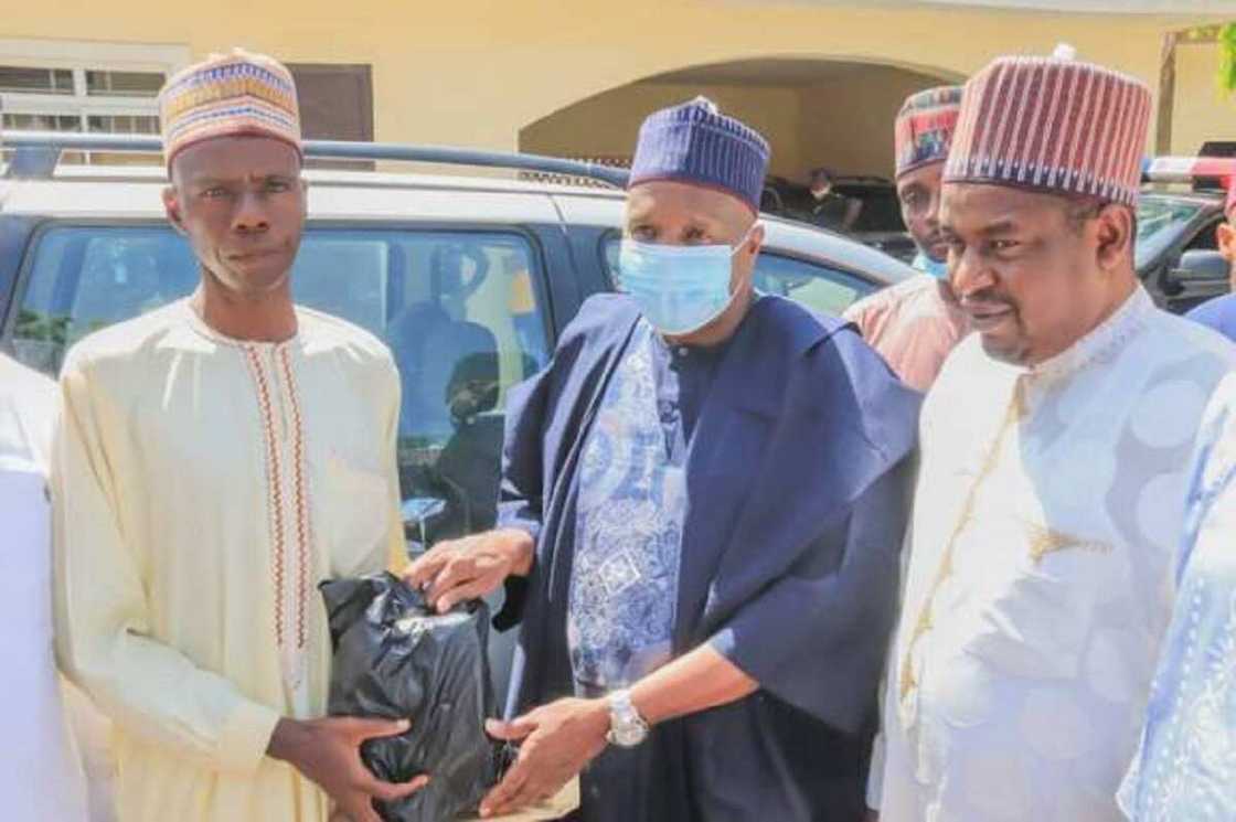 Rabon kwado: Gwamna Inuwa Yahaya ya ba wanda ya yi wa Buhari tattaki kyautar mota da N2m Rabon kwado: Gwamna Inuwa Yahaya ya ba wanda ya yi wa Buhari tattaki kyautar mota da N2m