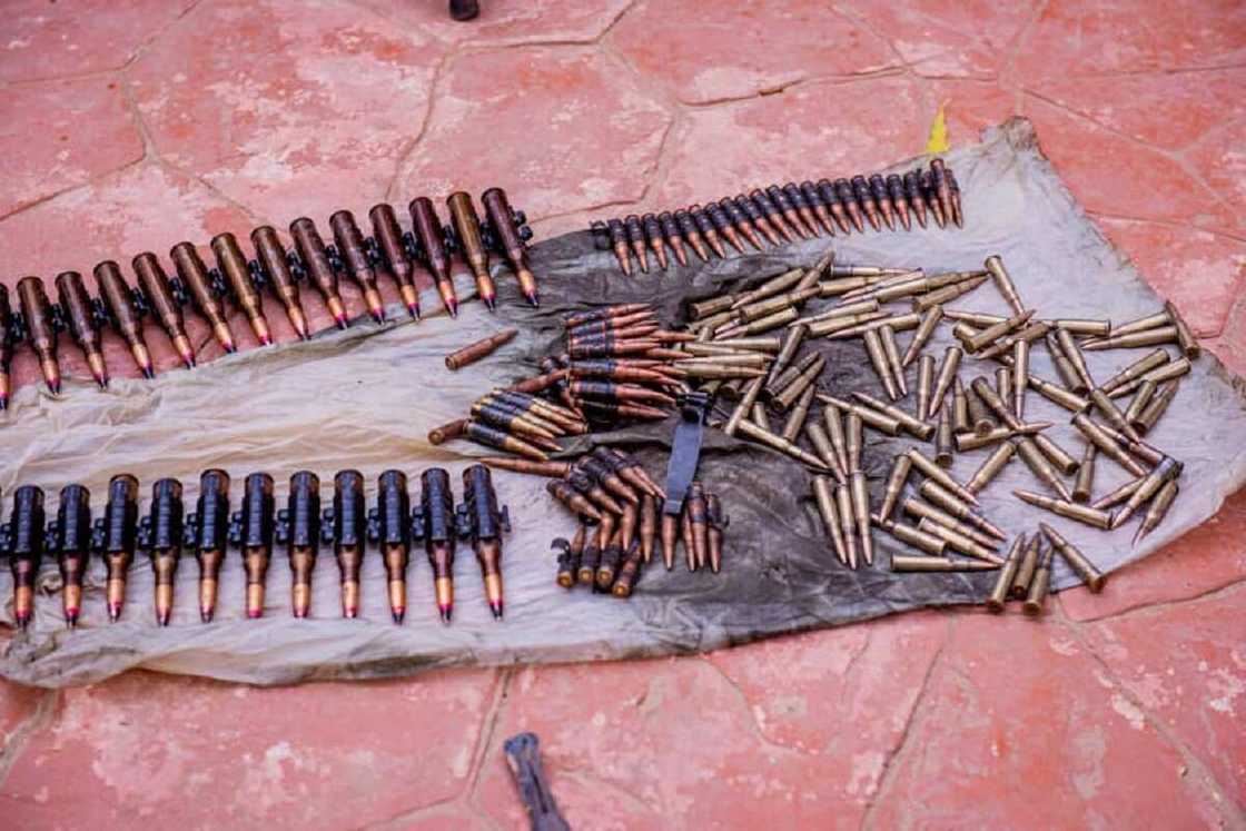 Hotunan miyagun makaman da Zikwi tare da yaransa 2 suka mika ga Matawalle Hotunan miyagun makaman da Zikwi tare da yaransa 2 suka mika ga Matawalle