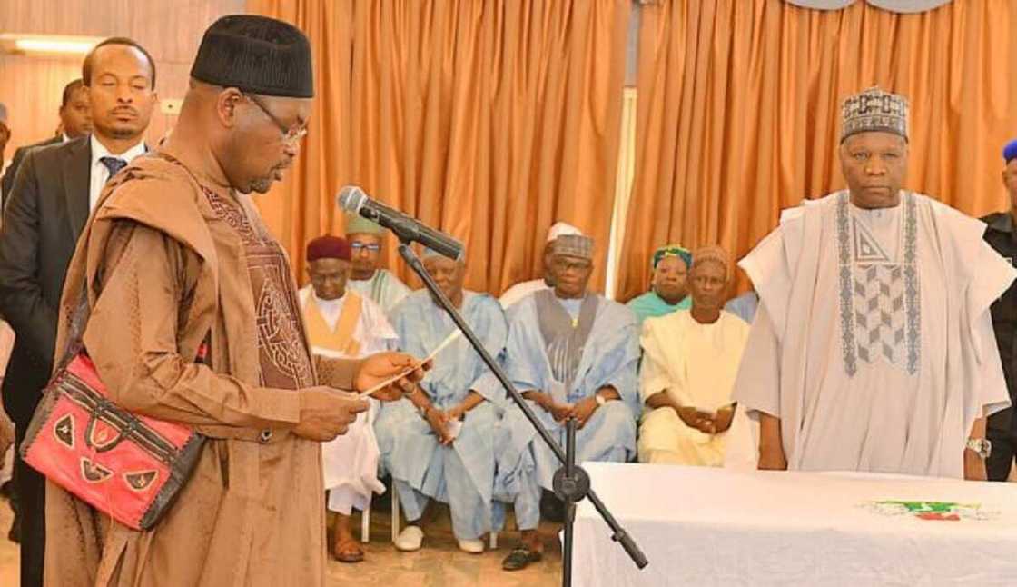 Gwamna Inuwa Yahaya ya rantsar da sakataren gwamnatin jihar Gombe Gwamna Inuwa Yahaya ya rantsar da sakataren gwamnatin jihar Gombe