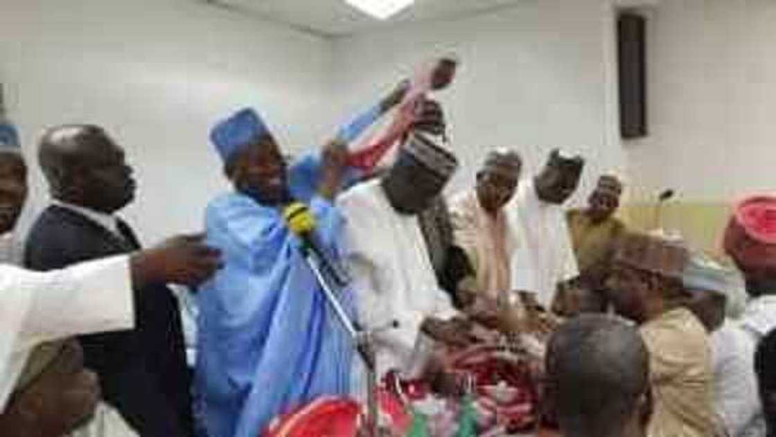 Ganduje ya karbi shugabannin Kwankwasiyya na kananan hukumomin Kano 44, ya yaga jar hula Ganduje ya karbi shugabannin Kwankwasiyya na kananan hukumomin Kano 44, ya yaga jar hula